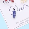 Macro-opname van blauwe sodaliet zeshoekige hanger met zilveren oogje op decoratieve kaart - Blauwe spotsteen