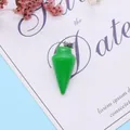 Macro-opname van groene kegelvormige edelsteen hanger met zilveren sluiting op kaart - Groene Jade