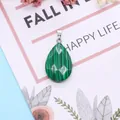 Groene malachiet druppelhanger met zilveren oogje op een elegante roze decoratieve kaart - Malachiet