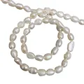 Makroaufnahme von hochwertigen Barock-Süßwasserperlen für DIY-Schmuckherstellung - 3-4mm / Cremeweiß