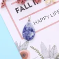 Natuurlijke blauwe sodaliet druppel hanger met zilveren sluiting op een sierkaart - Blauwe Puntsteen