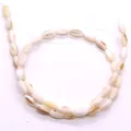 Macro detail van rijstvormige parelmoer kralen voor DIY sieraden maken projecten - 5x8-6x9mm / Crèmewit (Nr.11)
