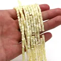Primer plano de cuentas de concha natural amarilla con brillo irisado para joyas DIY - Amarillo