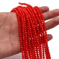 Dettaglio di perle tonde in conchiglia tinta rossa per creazione di gioielli fai-da-te - Rosso (3)