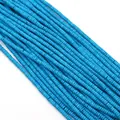 Macro-opname van blauwe turquoise schijfkraal met zwarte nerven voor DIY-sieraden - Helder blauw
