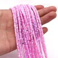 Cuentas cuadradas de nácar rosa para joyería artesanal sostenidas en la mano - Rosa