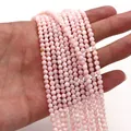 Dettaglio di perline in conchiglia rosa tinte tenute in mano per gioielli fai-da-te - Rosa Chiaro