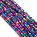 Macro detail van veelkleurige platte heishi kralen van polymeerklei voor DIY sieraden - Kleurrijk