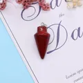 Kegelvormige hanger van rode jaspis met zilveren sluiting op witte decoratieve kaart - Rode Jaspis