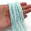 Primer plano de cuentas de nácar cuadradas azul claro con brillo iridiscente para joyas - Azul Claro