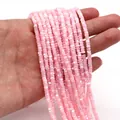 Vista macro de cuentas de concha cuadradas rosas con brillo perlado para joyas DIY - Rosa Claro