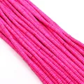 Dettaglio macro di perle Heishi rosa brillante per creare collane e gioielli DIY - 2x4mm / rosa acceso