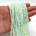 Detalle macro de cuentas cuadradas de concha verde claro para crear joyas DIY a mano - Verde claro