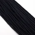 Primo piano di sottili perline distanziatrici nere piatte tonde per gioielli fai-da-te - 2x4mm / Nero