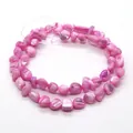 Vue macro de perles de nacre naturelle rose irisées pour la création de bijoux DIY - Style Nacré Rose (1) / 4-6mm (27g/Fil)