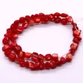 Vue détaillée de perles de nacre rouge irrégulières au lustre iridescent pour bijoux - Style Rouge Vif Perlé (8) / 4-6mm (27g/Fil)