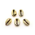 Vista detallada de cinco cuentas de concha de cauri doradas para joyería y collares DIY - 16-18mm (20 Piezas/Paquete) / Dorado