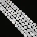 Vista macro de cuentas de nácar natural en forma de gota con brillo para joyería artesanal - Forma de gota de agua