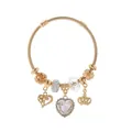 Detalle de pulsera dorada con cuentas, corazones de cristal, dijes de corona y flores - Estilo Corona Corazón / Blanco