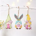 Tre gnomi pasquali in legno con scritta Happy Easter appesi a rami bianchi decorativi - Set di 3 Gnomi Pasquali (P-M141)