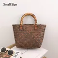 Bolso tote pequeño de paja tejida a mano color marrón con asas de bambú natural - Pequeño / Marrón Oscuro (Asa de Bambú)