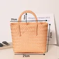 Bolso de paja artesanal en color naranja claro con dimensiones para vacaciones de verano - Pequeño (Asa Tejida) / Naranja