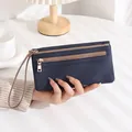 Detail der dunkelblauen Handgelenktasche mit Litschikorn-Leder und Doppelreißverschluss - Long Litchi Texture / Königsblau
