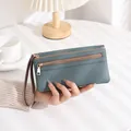 Detailaufnahme der langen Geldbörse in Graublau mit Litschi-Struktur und Doppelreißverschluss - Long Litchi Texture / Grün