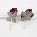 Orecchini a fiore in smalto rosso con ciondoli a ramo dorato e stile vintage chic - Rosso Angola e Grigio Cemento