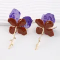 Orecchini a fiore in smalto con petali viola pieghettati e perni a ramo dorato - Rosso Angola e Viola