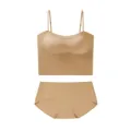 Dettaglio del set intimo senza cuciture color carne con spalline sottili e coppe lisce - M / Pelle Scura