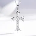 Dettaglio macro del ciondolo a croce gotica in argento con zirconi scintillanti - Argento 925 / Stile Pendente a Croce con Zirconi (XL049)