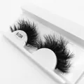 Paar 8D-Volumen falsche Wimpern mit natürlichen 3D-Locken auf weißem Display-Tablett - 8D Dichter Dimensionaler Stil (MG19)