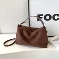 Detail der dunkelbraunen Boston-Tasche aus Wildleder mit goldenem Reißverschluss - Stil Drei (myj-2390 Kaffee)