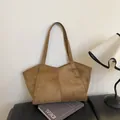 Retro-Shopper aus Wildleder in Braun mit großem Fassungsvermögen und V-Ausschnitt-Design - Braun