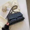 Zwarte gewatteerde crossbodytas met V-vormige stiksels en een donkergrijze kettingband - Zwart