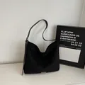 Μαύρη vintage τσάντα hobo από ματ σουέτ με ρυθμιζόμενο λουράκι και μεγάλη χωρητικότητα - Μαύρο