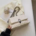 Chique crème gewatteerde crossbodytas met V-stiksels en metalen sluiting detail - Wit