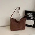 Καφέ σουέτ τσάντα hobo με μίνιμαλ σχήμα μισοφέγγαρου και δερμάτινο λουράκι ώμου - Καφέ