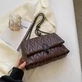 Donkerbruine crossbodytas met V-stikselpatroon en elegante metalen kettingriem - koffiekleur