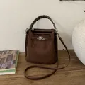 Secchiello vintage in pelle scamosciata marrone con manico intrecciato e chiusura a vite - Caffè Scamosciato