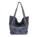 Borsa tote in denim blu vintage con borchie metalliche e capiente silhouette stile hobo - Blu