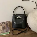 Borsa a secchiello retrò in pelle nera con chiusura in metallo e manico intrecciato - Pelle PU Nera