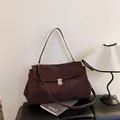 Retro Schultertasche aus braunem Wildleder mit silbernem Schloss und großem Fach - Braun