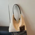 Grand sac cabas minimaliste en daim beige avec des anses en cuir marron foncé - Khaki