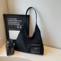 Bolso tote grande de ante negro con bolsillo de cuero y neceser pequeño con cremallera - Con Bolsa Pequeña / Negro