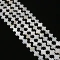 Primer plano de cuentas de nácar natural blanco en forma de trébol de cuatro hojas - 6mm / Blanco Perla