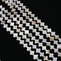 Detalle macro de cuentas de nácar en forma de trébol con brillo natural para joyería DIY - 6mm / Beige Iridiscente