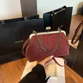 Sac coquille bordeaux vintage avec motif léopard et poignée chaîne dorée - Bordeaux
