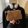 Pochette en daim léopard marron avec cadre en métal vintage et bandoulière chaîne bronze - Marron